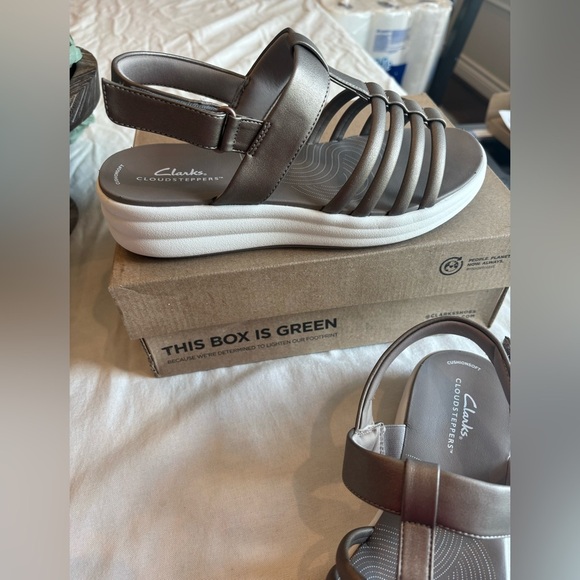 Clarks Cloudsteppers Strappy Sandals • Women’s Comfort Shoes • adjustable shoes - Picture 4 of 5